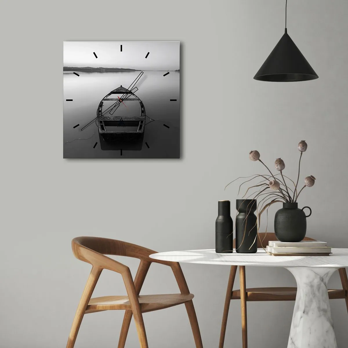 Reloj de pared - Reloj de vidrio - Un barco solitario en un lago tranquilo en tonos blanco y negro. - 30x30cm - Anhelo y melancolía - Decoración de pared moderna para salón y dormitorio ARTTOR