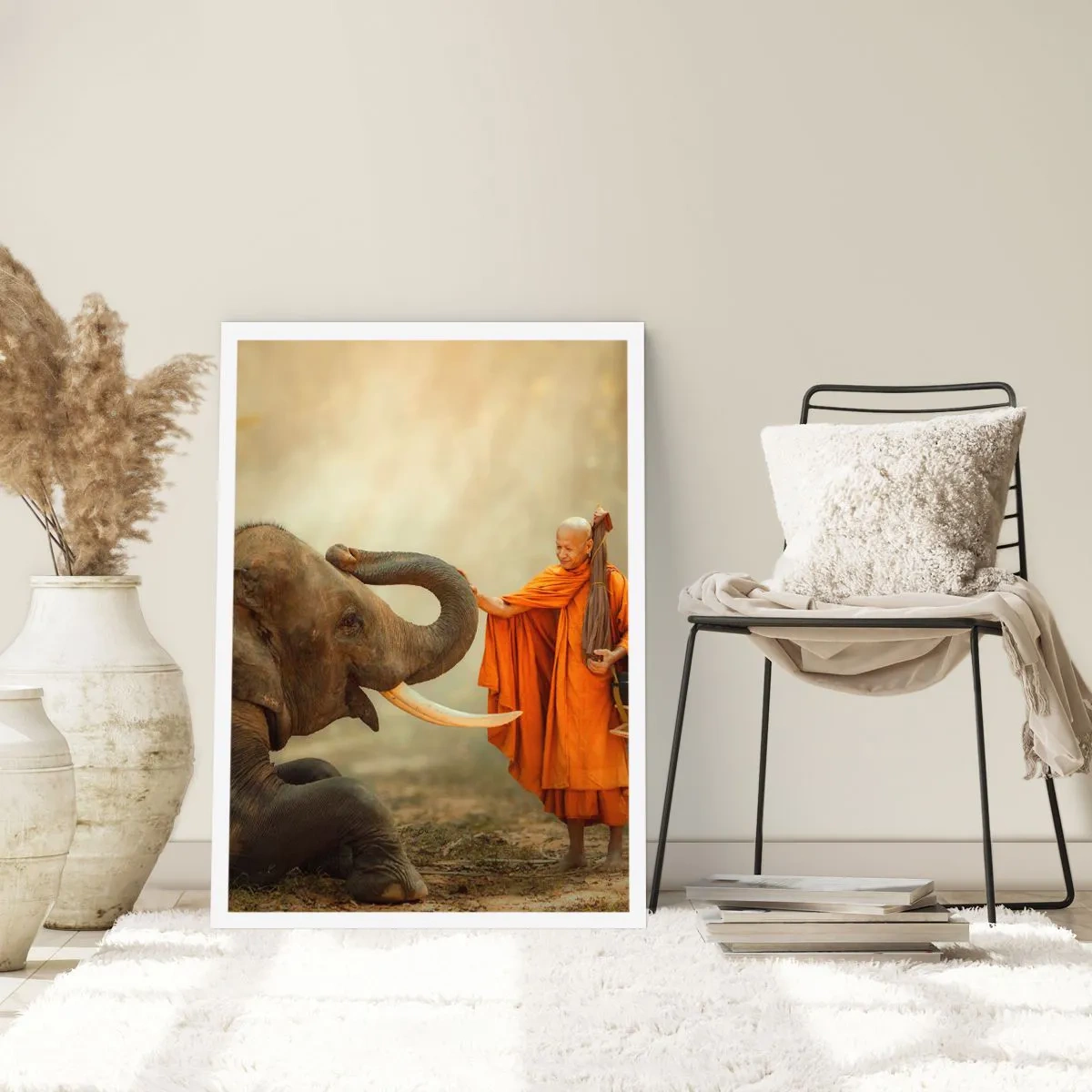 Póster - Un monje con una túnica naranja con un elefante al fondo. - 50x70cm - Un encuentro en un viaje - Decoración de pared moderna para salón y dormitorio ARTTOR