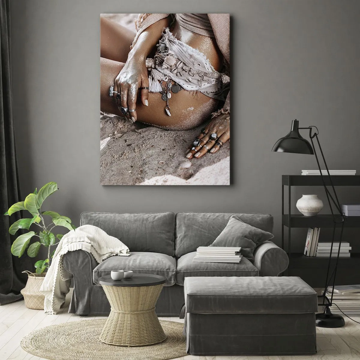 Cuadro sobre lienzo - Impresión de Imagen - Mujer bohemia en la playa con joyas - 50x70cm - Bañada por el sol y la arena - Decoración de pared moderna para salón y dormitorio ARTTOR
