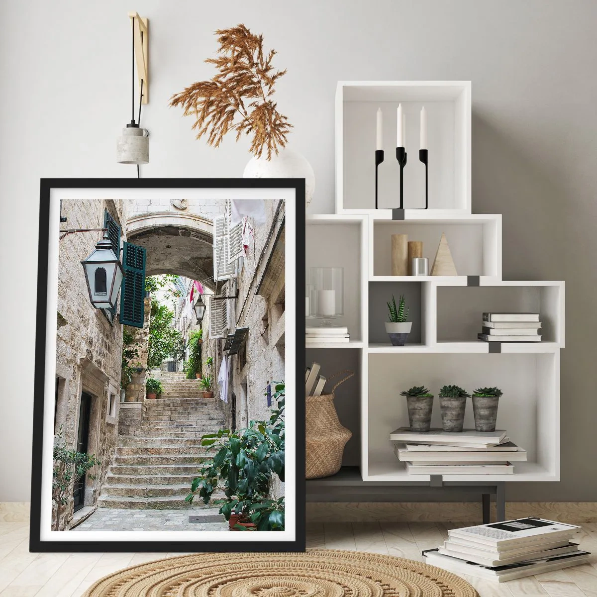 Póster en marco negro - Una pintoresca calle de piedra con escaleras y vegetación. - 50x70cm - Una encantadora callejuela - Decoración de pared moderna para salón y dormitorio ARTTOR
