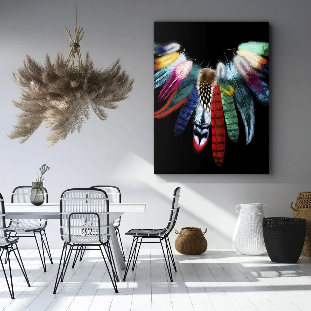 Cuadro sobre lienzo - Impresión de Imagen - Plumas de colores sobre un fondo negro en una composición artística. - 50x70cm - Collar indio - Decoración de pared moderna para salón y dormitorio ARTTOR