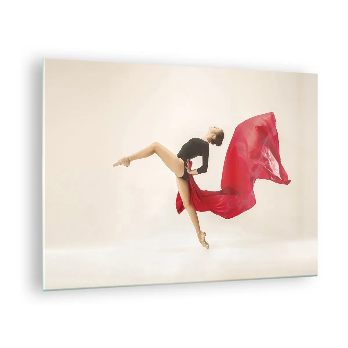 Cuadro sobre vidrio - Impresiones sobre Vidrio - Una bailarina en un salto dinámico con tela roja. - 70x50cm - Rojo y negro - Decoración de pared moderna para salón y dormitorio ARTTOR