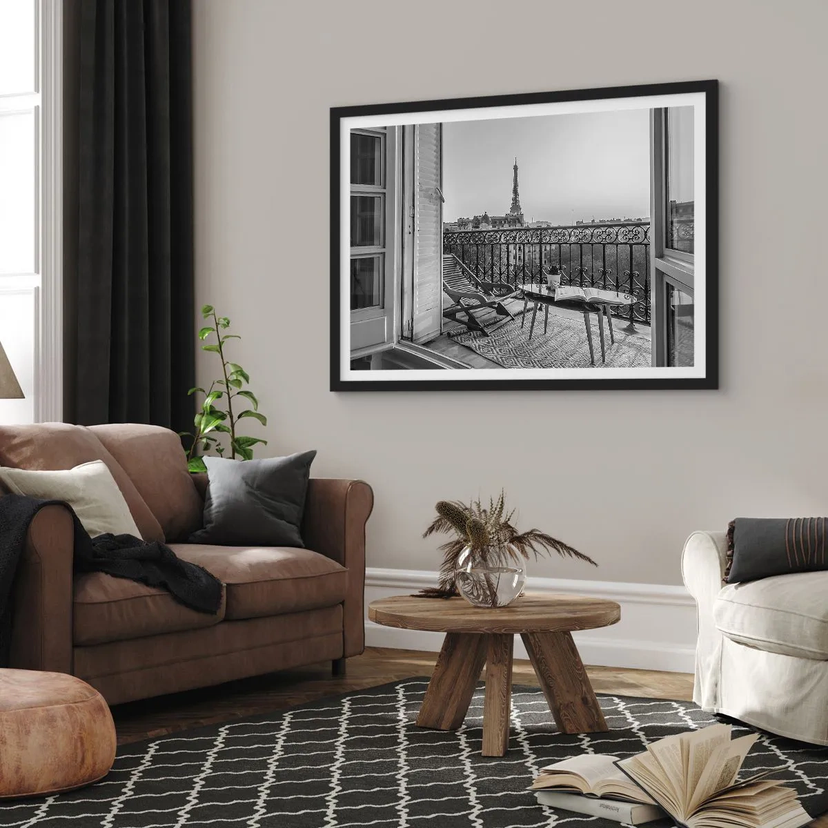 Póster en marco negro - Vista de la Torre Eiffel desde el balcón con tumbonas y una mesa. - 70x50cm - Una tarde parisina - Decoración de pared moderna para salón y dormitorio ARTTOR
