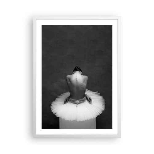 Póster en marco blanco - Rodeada de pétalos - 50x70 cm