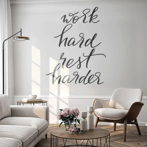 Fotomural Standard Eco - Cita "Trabaja duro, descansa más duro" en elegante caligrafía. - 100x70cm - Balance de vida - Decoración de pared moderna para salón y dormitorio ARTTOR