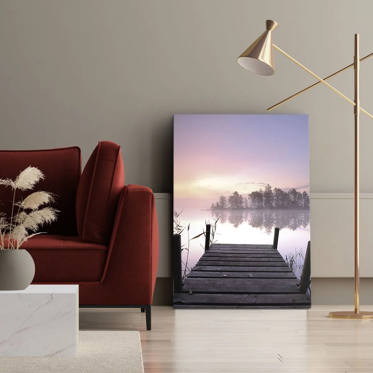 Cuadro sobre lienzo - Impresión de Imagen - Un embarcadero junto al lago al amanecer con niebla y un cielo pastel. - 50x70cm - De la niebla lila... - Decoración de pared moderna para salón y dormitorio ARTTOR