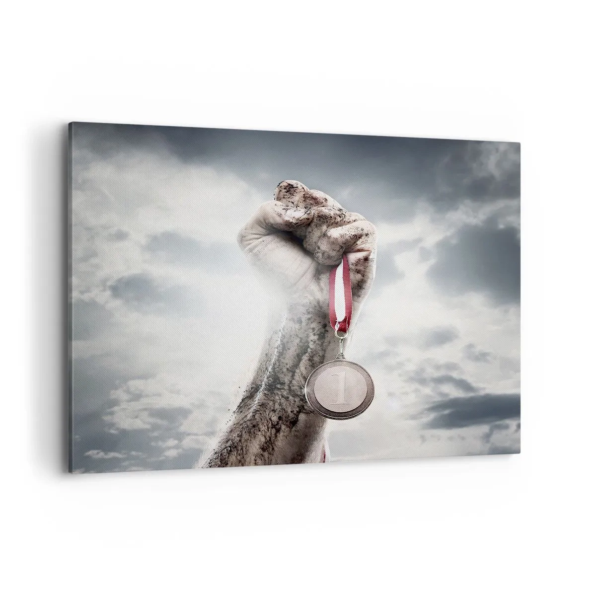 Cuadro sobre lienzo - Impresión de Imagen - Una mano levantada con una medalla contra un cielo nublado. - 100x70cm - Per aspera ad astra - Decoración de pared moderna para salón y dormitorio ARTTOR