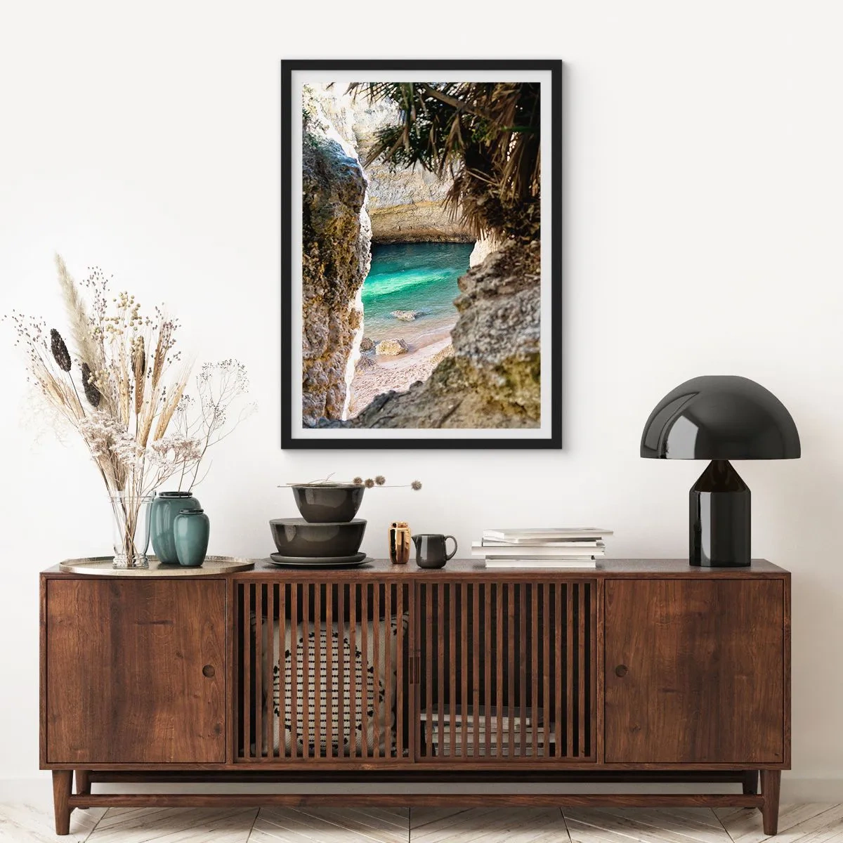 Póster en marco negro - Vista de la playa escondida a través de una grieta rocosa. - 50x70cm - Bahía turquesa - Decoración de pared moderna para salón y dormitorio ARTTOR