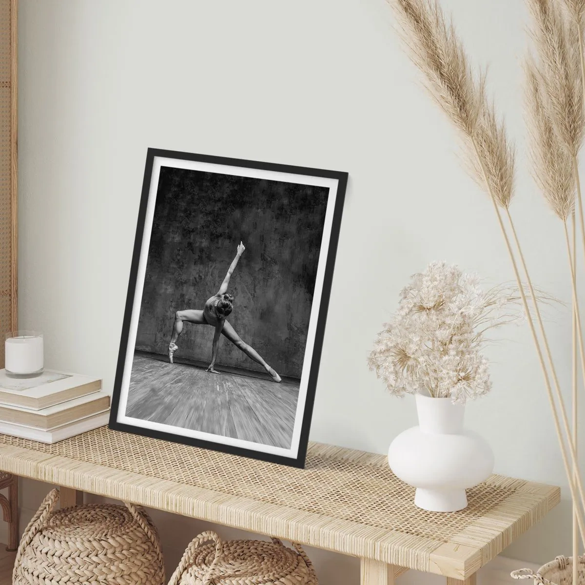 Póster en marco negro - Una bailarina en blanco y negro en una pose dinámica frente a una pared cruda. - 50x70cm - Equilibrio perfecto - Decoración de pared moderna para salón y dormitorio ARTTOR