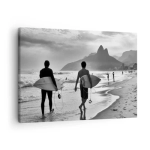 Cuadro sobre lienzo - Impresión de Imagen - Dos surfistas caminando por la playa con sus tablas en blanco y negro. - 70x50cm - Samba para una ola - Decoración de pared moderna para salón y dormitorio ARTTOR