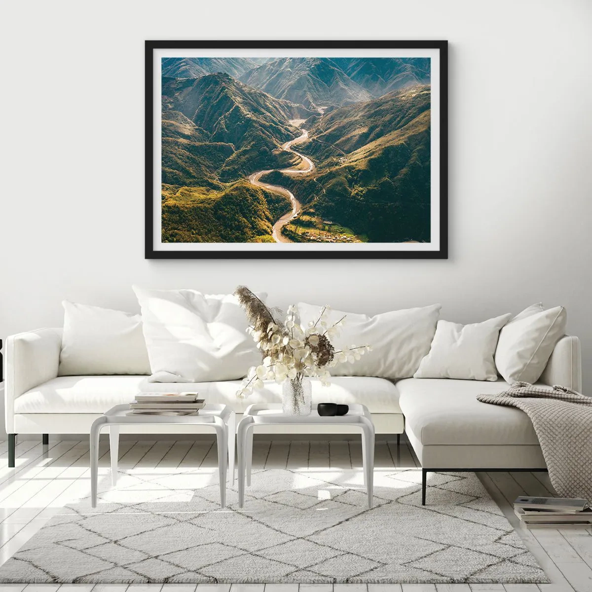 Póster en marco negro - Un paisaje de montaña con un camino sinuoso entre colinas verdes. - 70x50cm - Directamente desde el corazón de las montañas - Decoración de pared moderna para salón y dormitorio ARTTOR