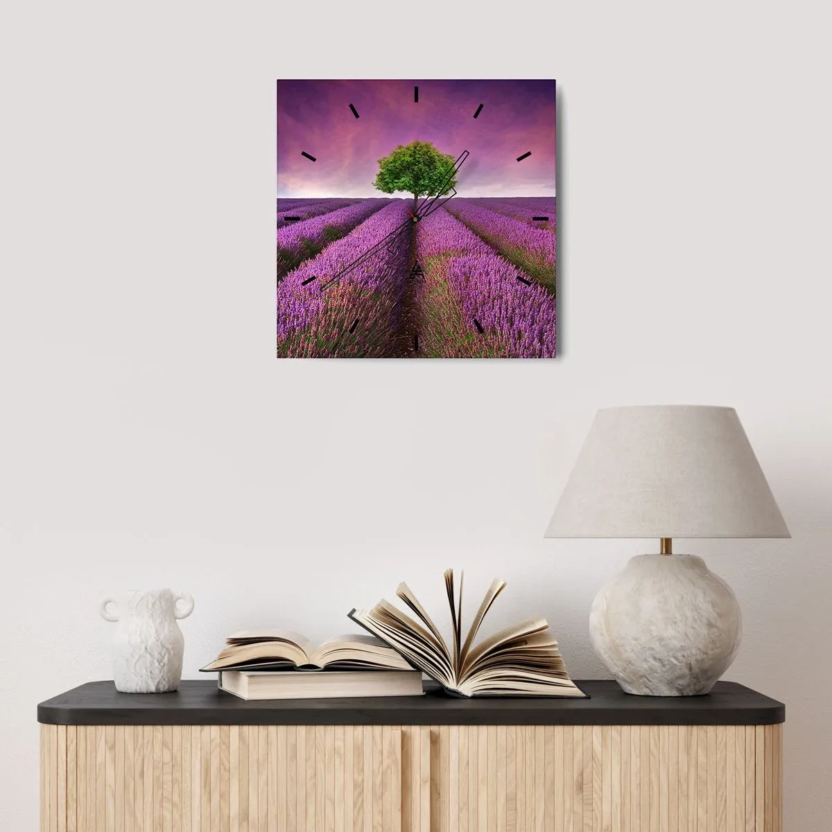 Reloj de pared - Reloj de vidrio - Un campo de lavanda con un árbol solitario y un cielo púrpura. - 30x30cm - En los campos de lavanda - Decoración de pared moderna para salón y dormitorio ARTTOR