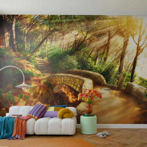 Fotomural Premium Sand - Un camino forestal con un antiguo puente de piedra al sol. - 100x70cm - Directamente desde el puente hacia el bosque de las hadas - Decoración de pared moderna para salón y dormitorio ARTTOR