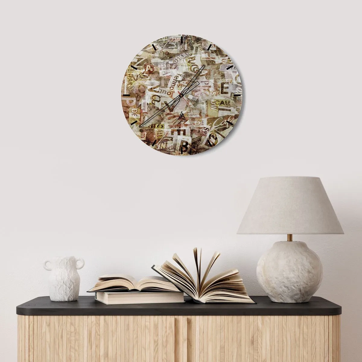 Reloj de pared - Reloj de vidrio - Composición abstracta con letras en tonos beige y marrón. - 30x30cm - Unificando el lenguaje - Decoración de pared moderna para salón, cocina y dormitorio ARTTOR