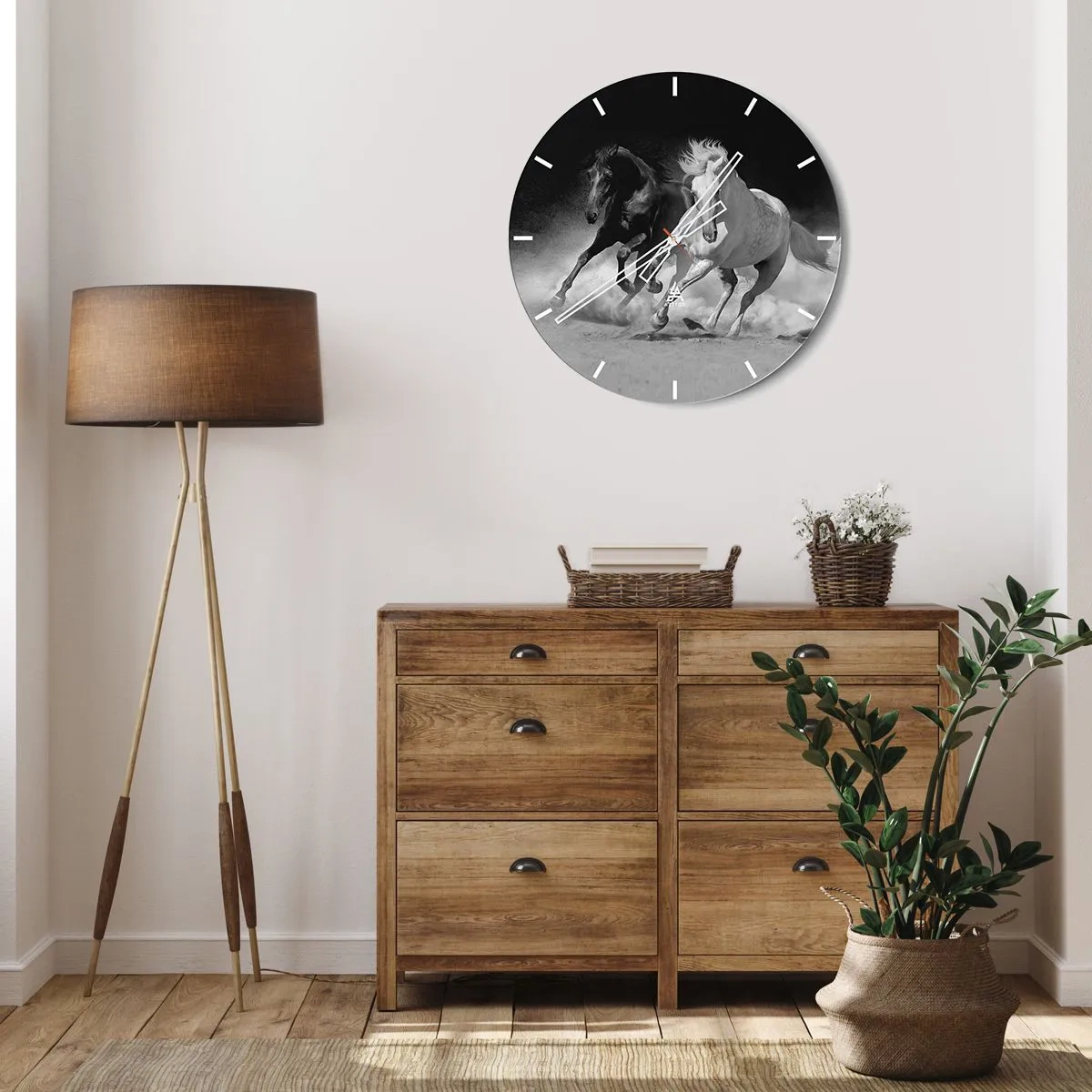 Reloj de pared - Reloj de vidrio - Un motivo en blanco y negro de caballos al galope sobre un fondo polvoriento. - 30x30cm - El galope de la libertad - Decoración de pared moderna para salón, cocina y dormitorio ARTTOR