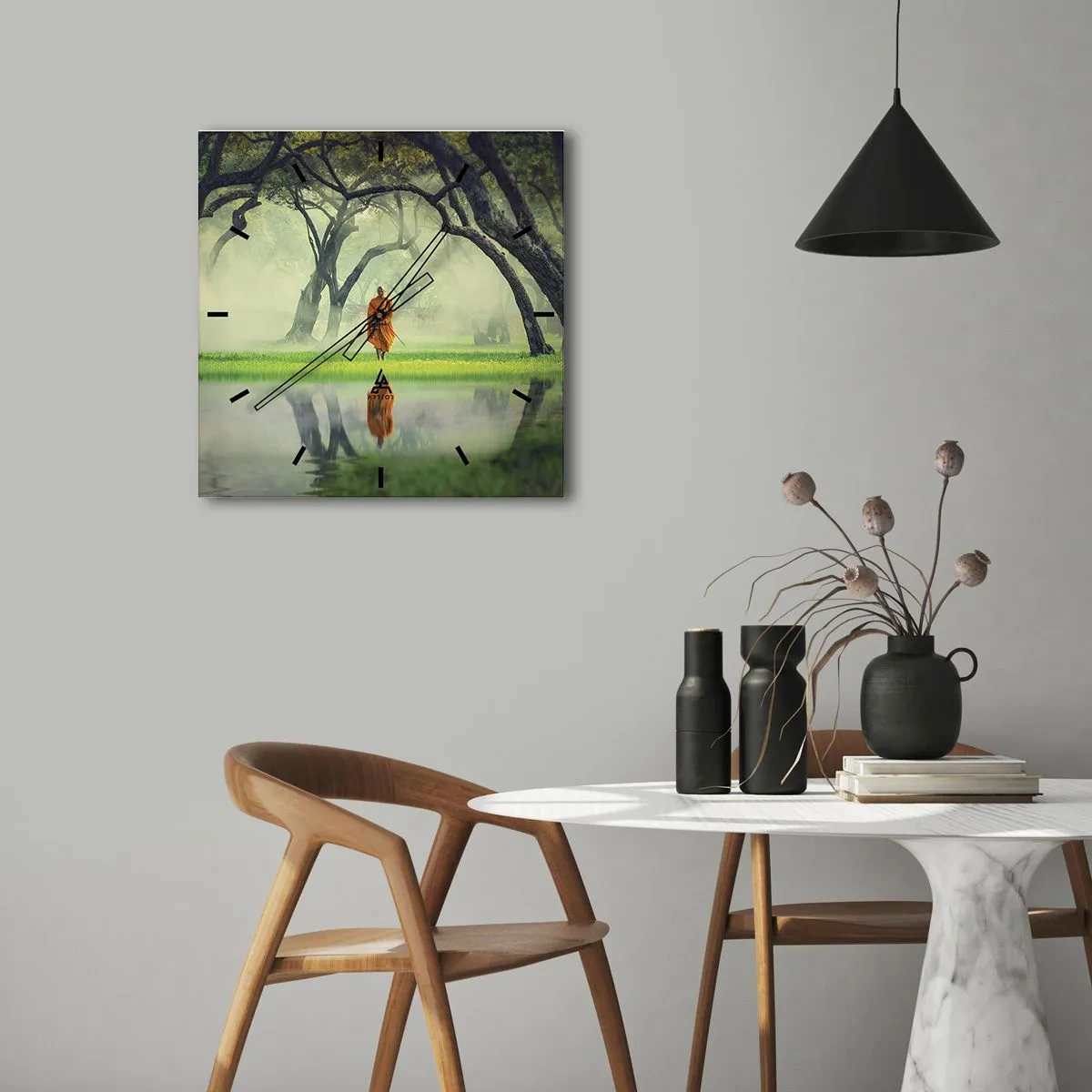Reloj de pared - Reloj de vidrio - Un monje con una túnica naranja en un bosque con un fondo brumoso y reflejo en el agua. - 30x30cm - En el camino de la iluminación - Decoración de pared moderna para salón y dormitorio ARTTOR