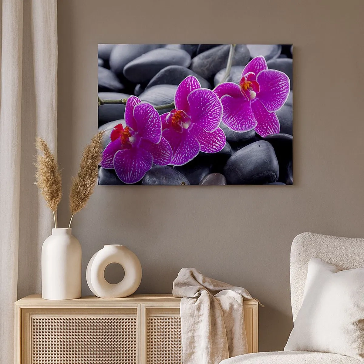 Cuadro sobre lienzo - Impresión de Imagen - Orquídeas moradas sobre un fondo de piedras negras. - 70x50cm - Las piedras brillan con deleite - Decoración de pared moderna para salón y dormitorio ARTTOR