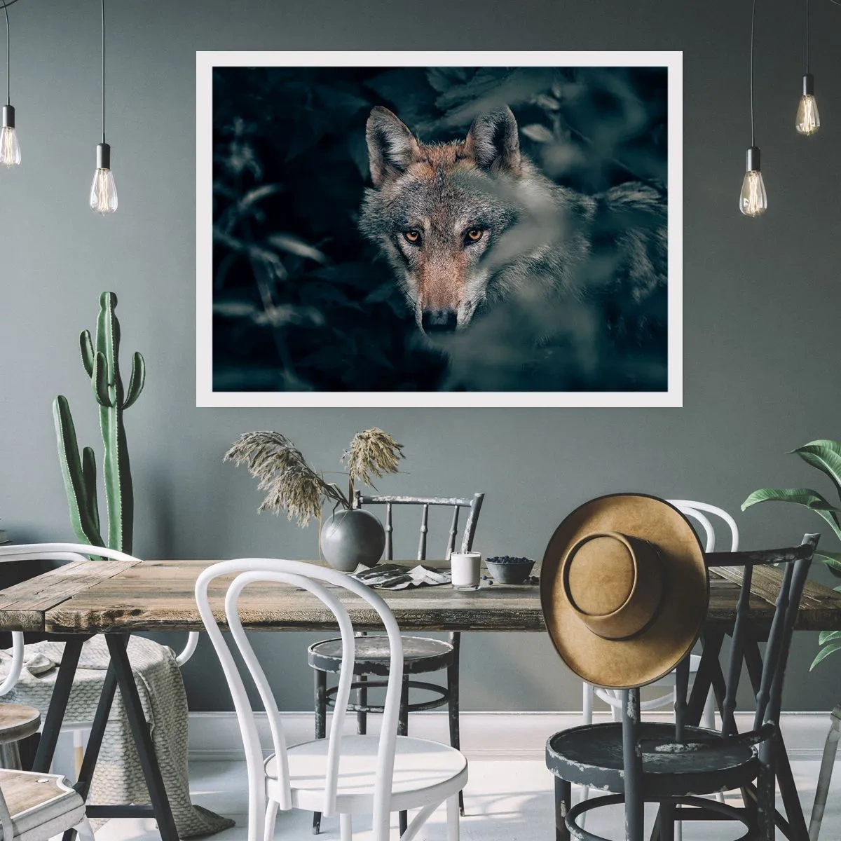 Póster - Un lobo en su entorno natural, mirando desde las profundidades del bosque. - 100x70cm - Cazador - Decoración de pared moderna para salón y dormitorio ARTTOR