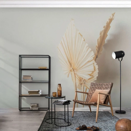 Fotomural Premium Sand - Hojas de palma secas sobre un fondo claro en estilo boho - 100x70cm - Armonía y consuelo - Decoración de pared moderna para salón y dormitorio ARTTOR