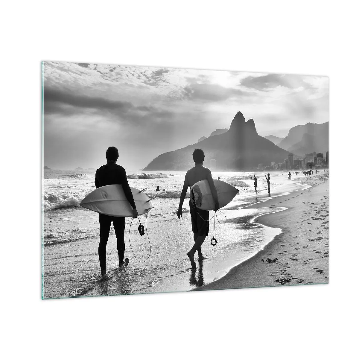 Cuadro sobre vidrio - Impresiones sobre Vidrio - Surfistas en la playa con tablas, composición en blanco y negro. - 100x70cm - Samba para una ola - Decoración de pared moderna para salón y dormitorio ARTTOR