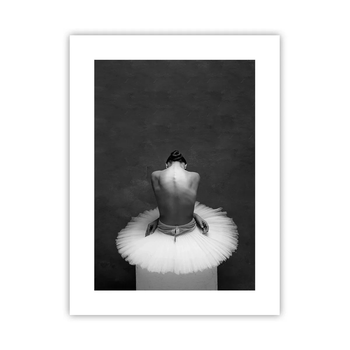 Póster - Rodeada de pétalos - 30x40 cm