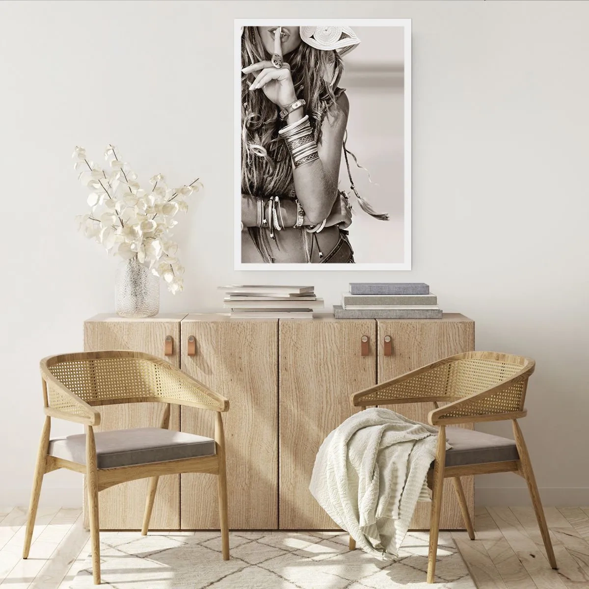 Póster - Mujer elegante con joyas haciendo un gesto de silencio. - 50x70cm - Libertad natural - Decoración de pared moderna para salón y dormitorio ARTTOR