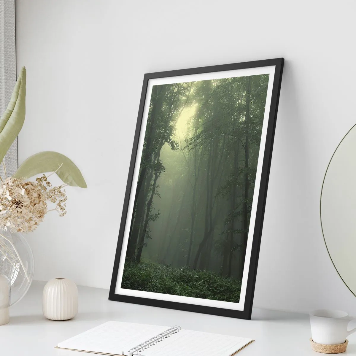 Póster en marco negro - Árboles brumosos en un bosque verde - 50x70cm - Antes de que se despierte el bosque - Decoración de pared moderna para salón y dormitorio ARTTOR