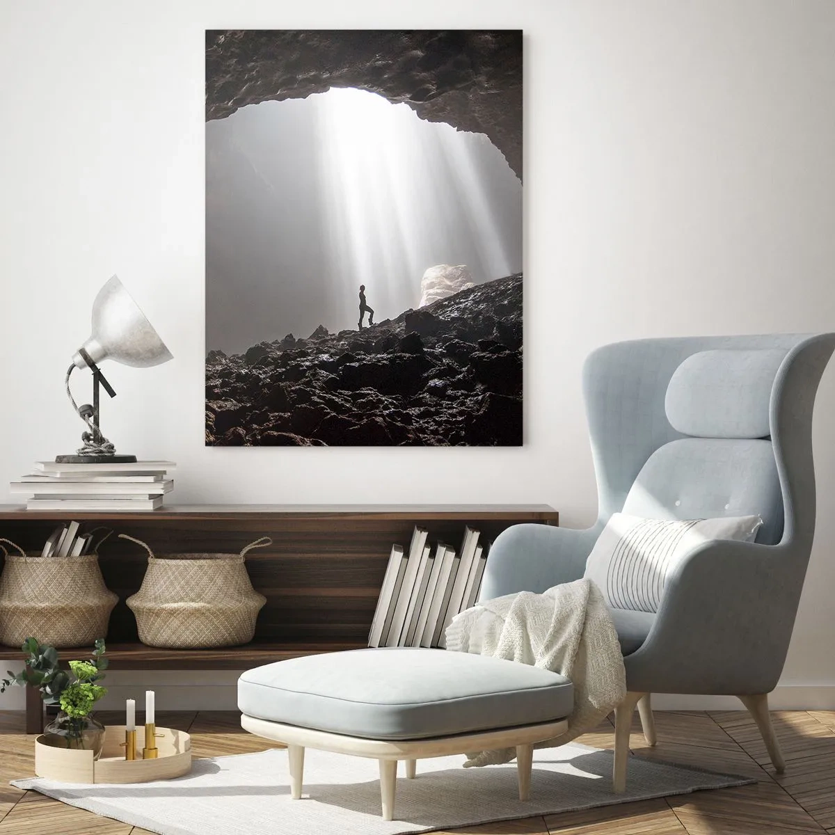 Cuadro sobre vidrio - Impresiones sobre Vidrio - Una figura en una cueva iluminada por rayos de luz, rodeada de rocas oscuras. - 50x70cm - Gruta luminosa - Decoración de pared moderna para salón y dormitorio ARTTOR