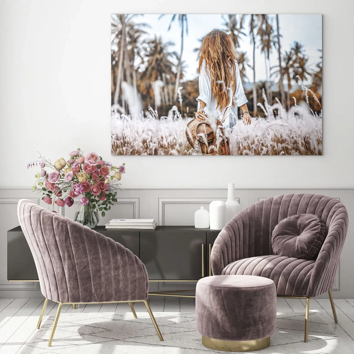 Cuadro sobre vidrio - Impresiones sobre Vidrio - Una mujer en el césped con un sombrero en la mano contra un fondo de palmeras. - 100x70cm - Nacida en el plumón de la Tierra - Decoración de pared moderna para salón y dormitorio ARTTOR