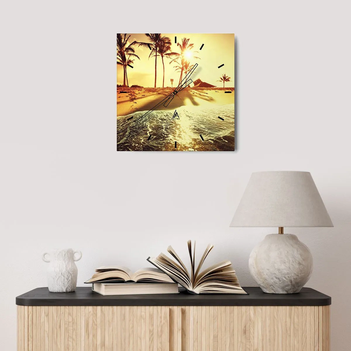 Reloj de pared - Reloj de vidrio - Una playa con palmeras iluminada por un cálido atardecer. - 30x30cm - Una tarde californiana - Decoración de pared moderna para salón y dormitorio ARTTOR