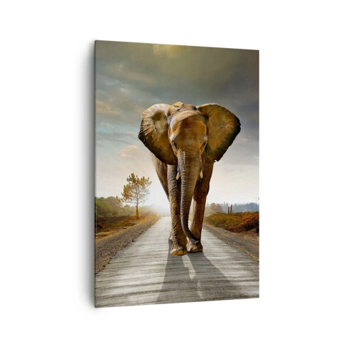 Cuadro sobre lienzo - Impresión de Imagen - Un elefante caminando por una carretera a través de un paisaje al atardecer. - 70x100cm - Y para nada en un almacén de porcelana - Decoración de pared moderna para salón y dormitorio ARTTOR