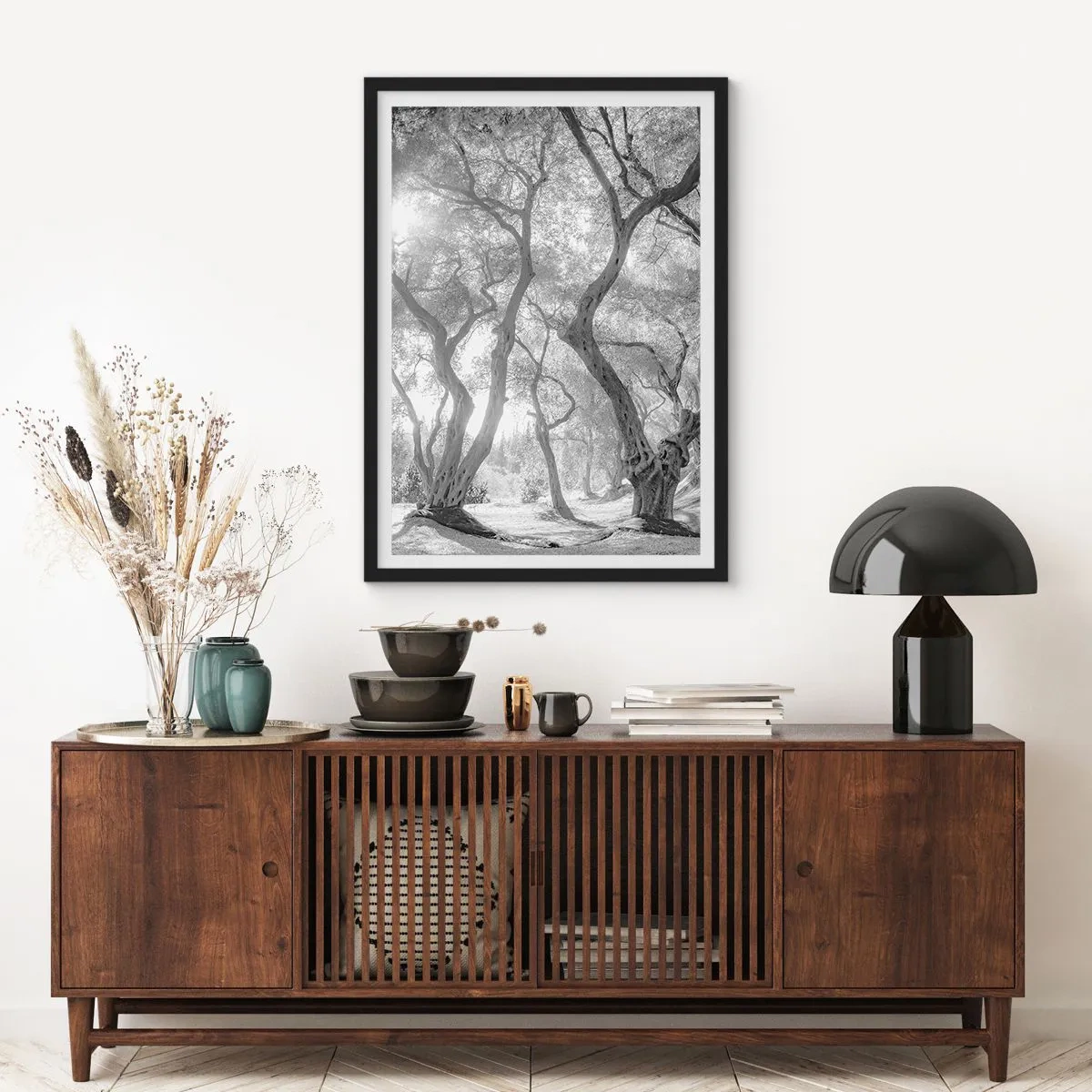 Póster en marco negro - Fotografía en blanco y negro de árboles sinuosos bajo la luz del sol. - 50x70cm - En un olivar - Decoración de pared moderna para salón y dormitorio ARTTOR