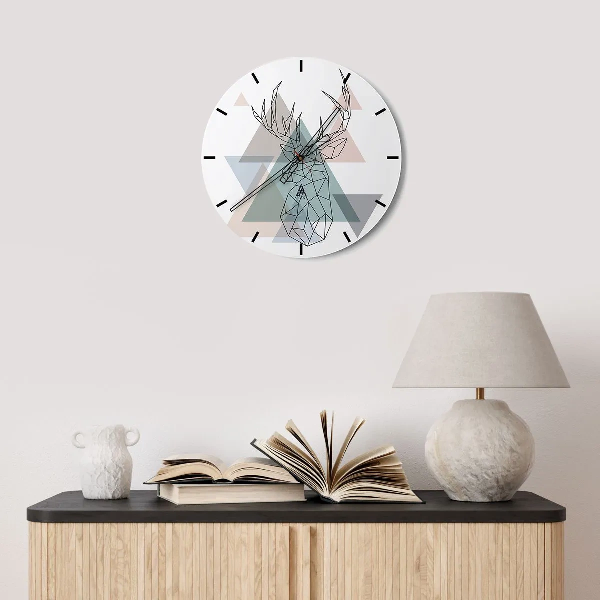 Reloj de pared - Reloj de vidrio - Imagen geométrica de un ciervo sobre un fondo de triángulos. - 30x30cm - En un bosque geométrico - Decoración de pared moderna para salón, cocina y dormitorio ARTTOR