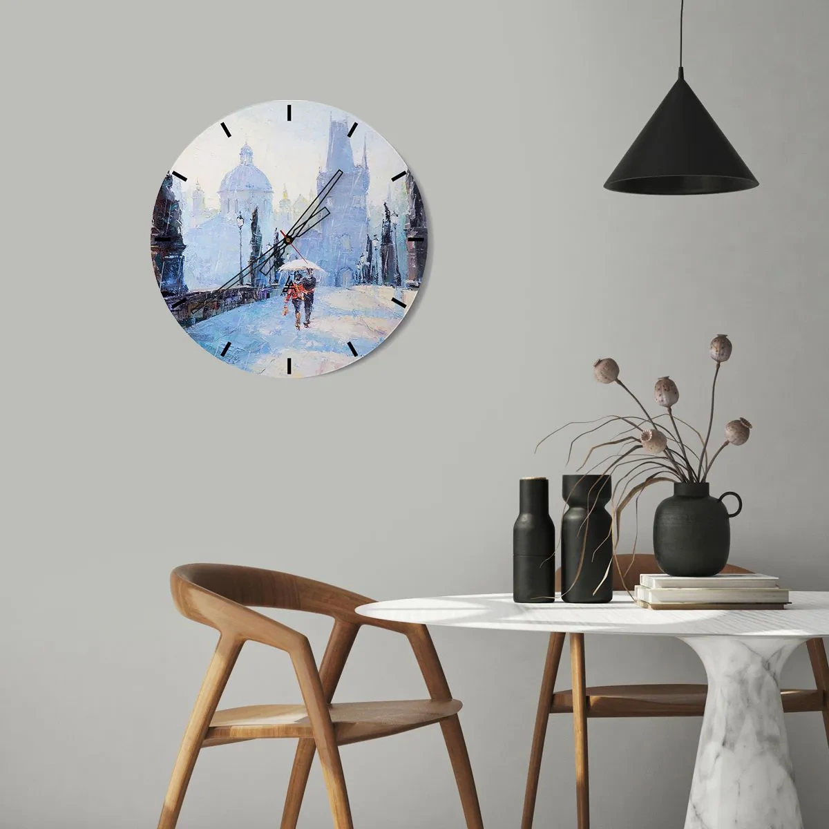Reloj de pared - Reloj de vidrio - Escena romántica en un puente bajo la lluvia, con una pintoresca ciudad de fondo. - 30x30cm - El embrujo de la lluvia - Decoración de pared moderna para salón, cocina y dormitorio ARTTOR