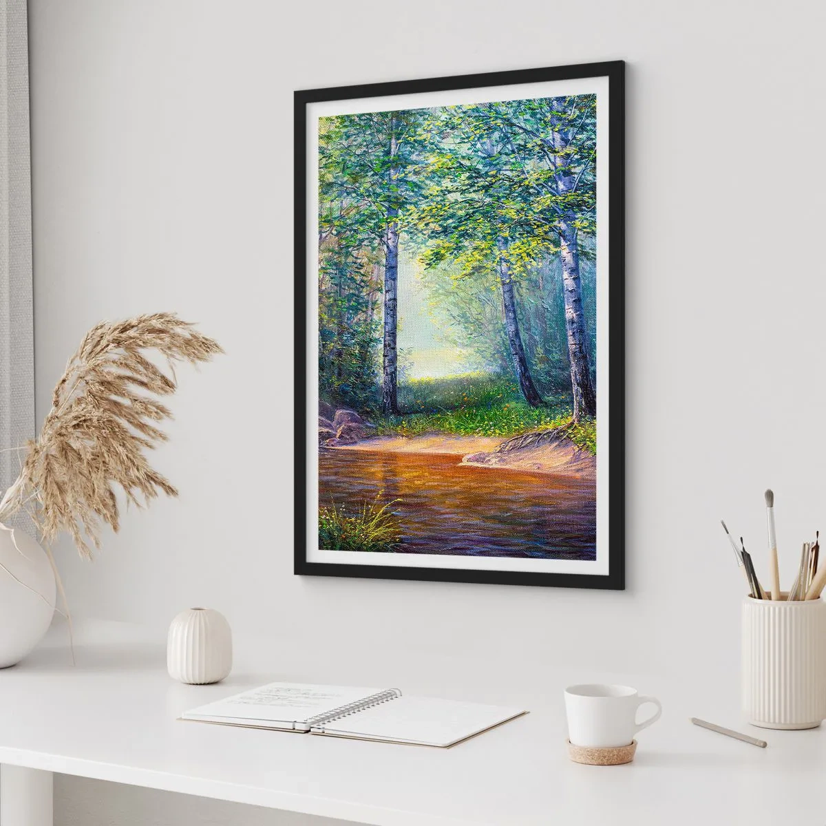 Póster en marco negro - Un claro del bosque con abedules y un arroyo bajo los rayos del sol. - 50x70cm - Paisaje idílico - Decoración de pared moderna para salón y dormitorio ARTTOR