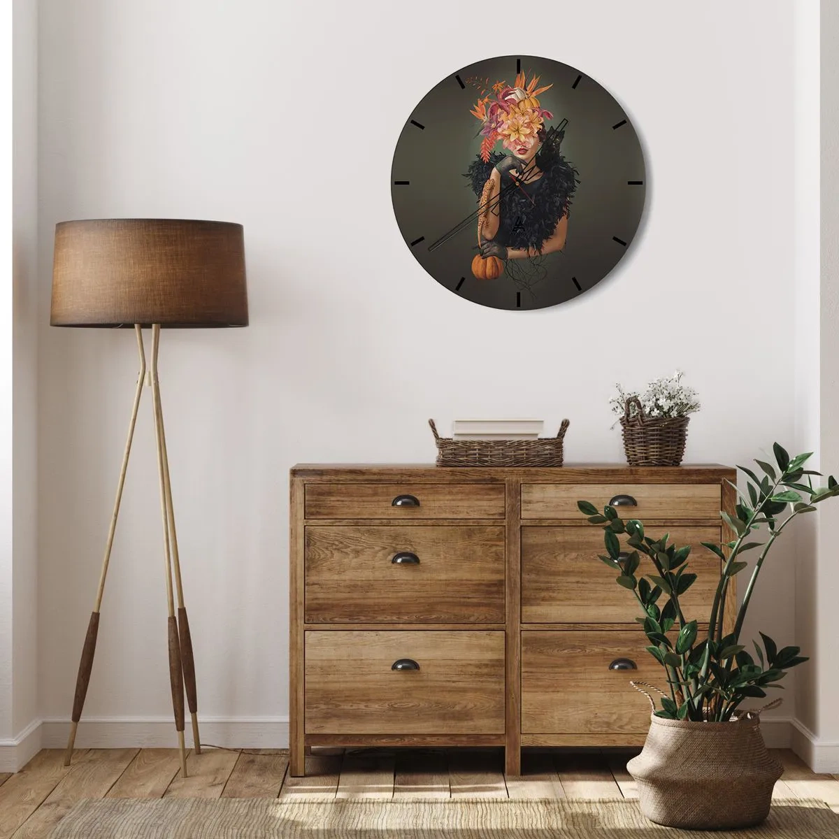 Reloj de pared - Reloj de vidrio - Una mujer con un arreglo floral y una calabaza sobre un fondo oscuro. - 30x30cm - Hechizo de bruja - Decoración de pared moderna para salón, cocina y dormitorio ARTTOR