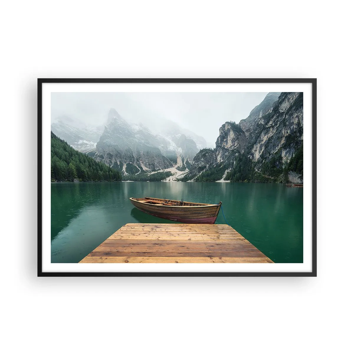Póster en marco negro - Un barco de madera en un muelle en un lago rodeado de montañas. - 100x70cm - Paisaje inolvidable - Decoración de pared moderna para salón y dormitorio ARTTOR
