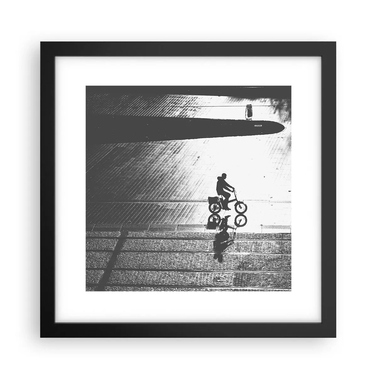 Póster en marco negro - Adelante, a través de la ciudad - 30x30 cm