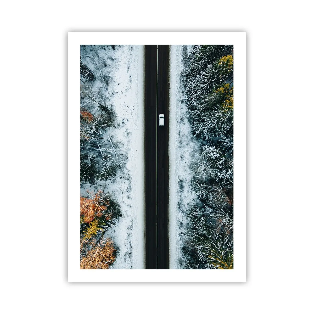 Póster - Una vista de pájaro de un bosque invernal con una carretera y un solo automóvil. - 50x70cm - Atravesar el bosque en invierno - Decoración de pared moderna para salón y dormitorio ARTTOR