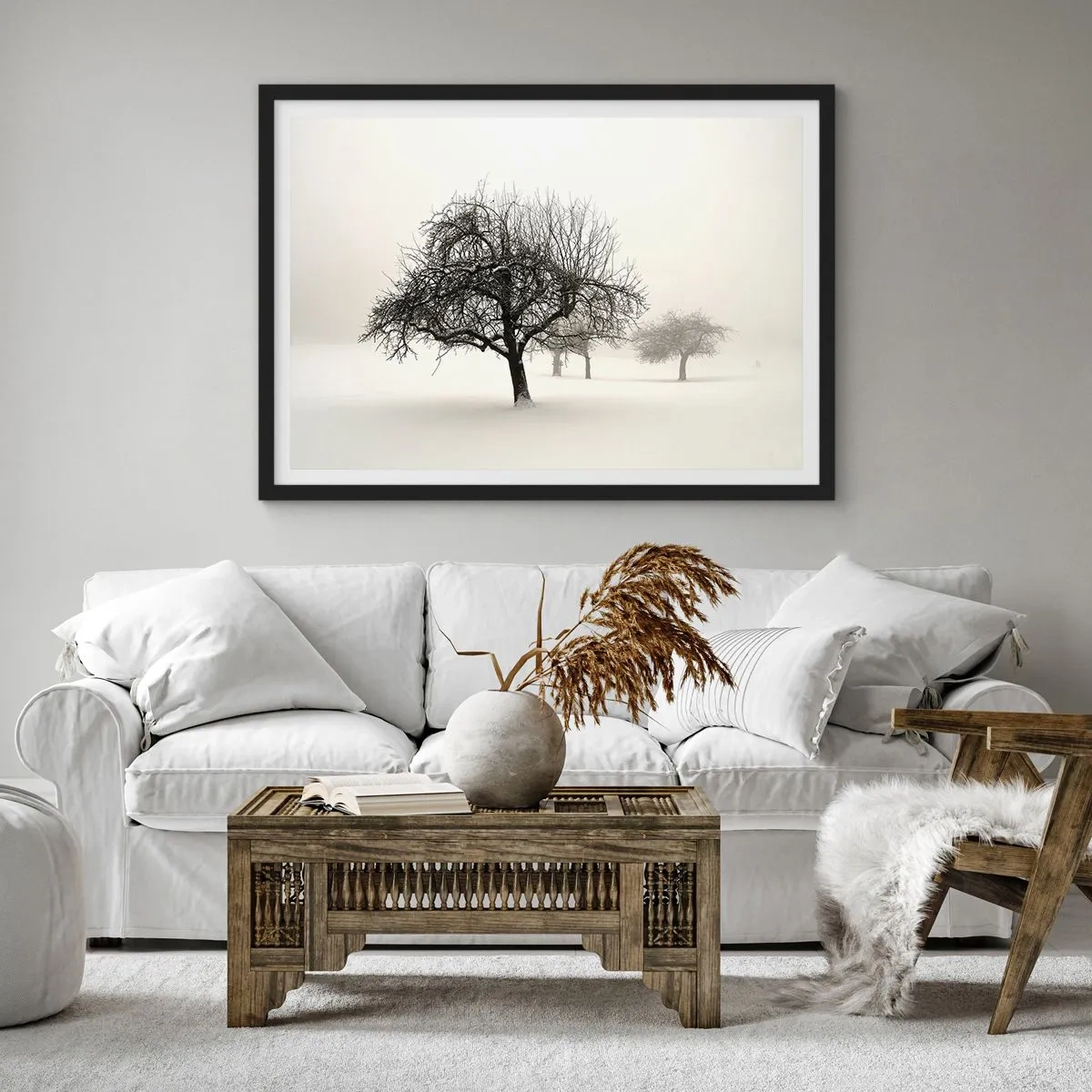Póster en marco negro - Árboles en un campo cubierto de nieve rodeado de niebla. - 70x50cm - Sueño de invierno - Decoración de pared moderna para salón y dormitorio ARTTOR