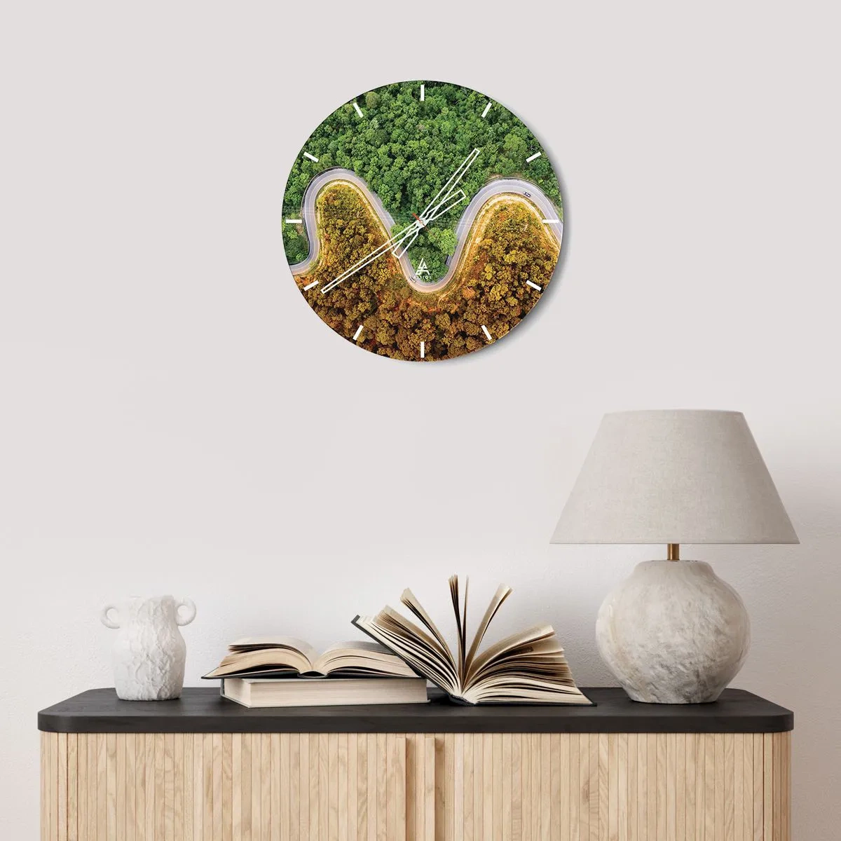 Reloj de pared - Reloj de vidrio - Una sinuosa carretera asfaltada que atraviesa el bosque vista desde arriba - 30x30cm - Frontera serpenteante - Decoración de pared moderna para salón, cocina y dormitorio ARTTOR
