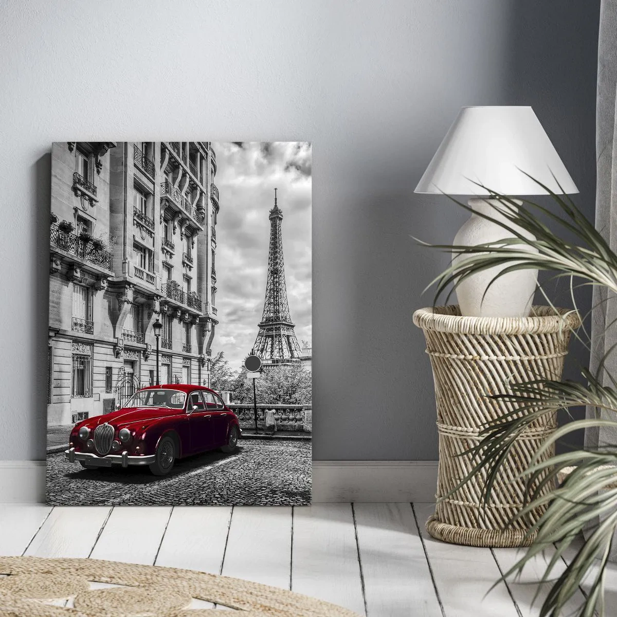 Cuadro sobre lienzo - Impresión de Imagen - Un coche rojo con la Torre Eiffel al fondo en un entorno en blanco y negro. - 70x100cm - Un depredador en la ciudad - Decoración de pared moderna para salón y dormitorio ARTTOR