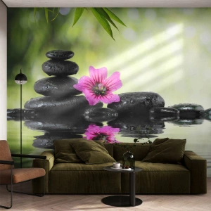 Fotomural Premium Sand - Piedras zen con una flor rosa sobre el agua. - 100x70cm - Tiempo para el alma - Decoración de pared moderna para salón y dormitorio ARTTOR
