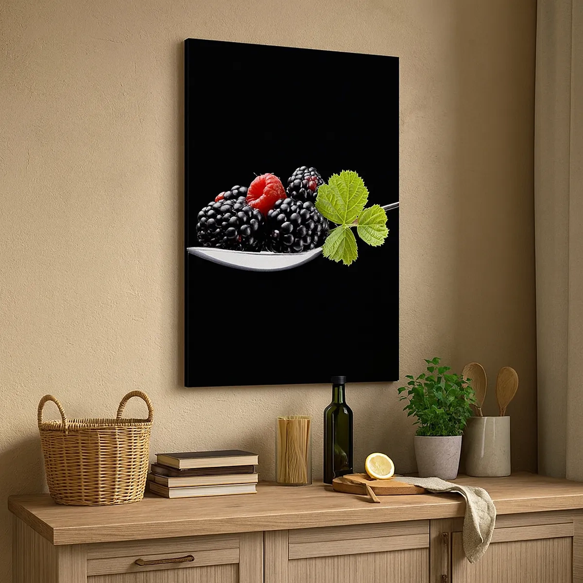 Cuadro sobre lienzo - Impresión de Imagen - Moras y frambuesas en una cuchara con una hoja sobre un fondo negro. - 50x70cm - El sabor de la frescura - Decoración de pared moderna para salón y dormitorio ARTTOR