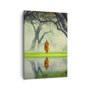 Cuadro sobre lienzo - Impresión de Imagen - Un monje con una túnica naranja en un bosque con un fondo brumoso y reflejo en el agua. - 50x70cm - En el camino de la iluminación - Decoración de pared moderna para salón y dormitorio ARTTOR