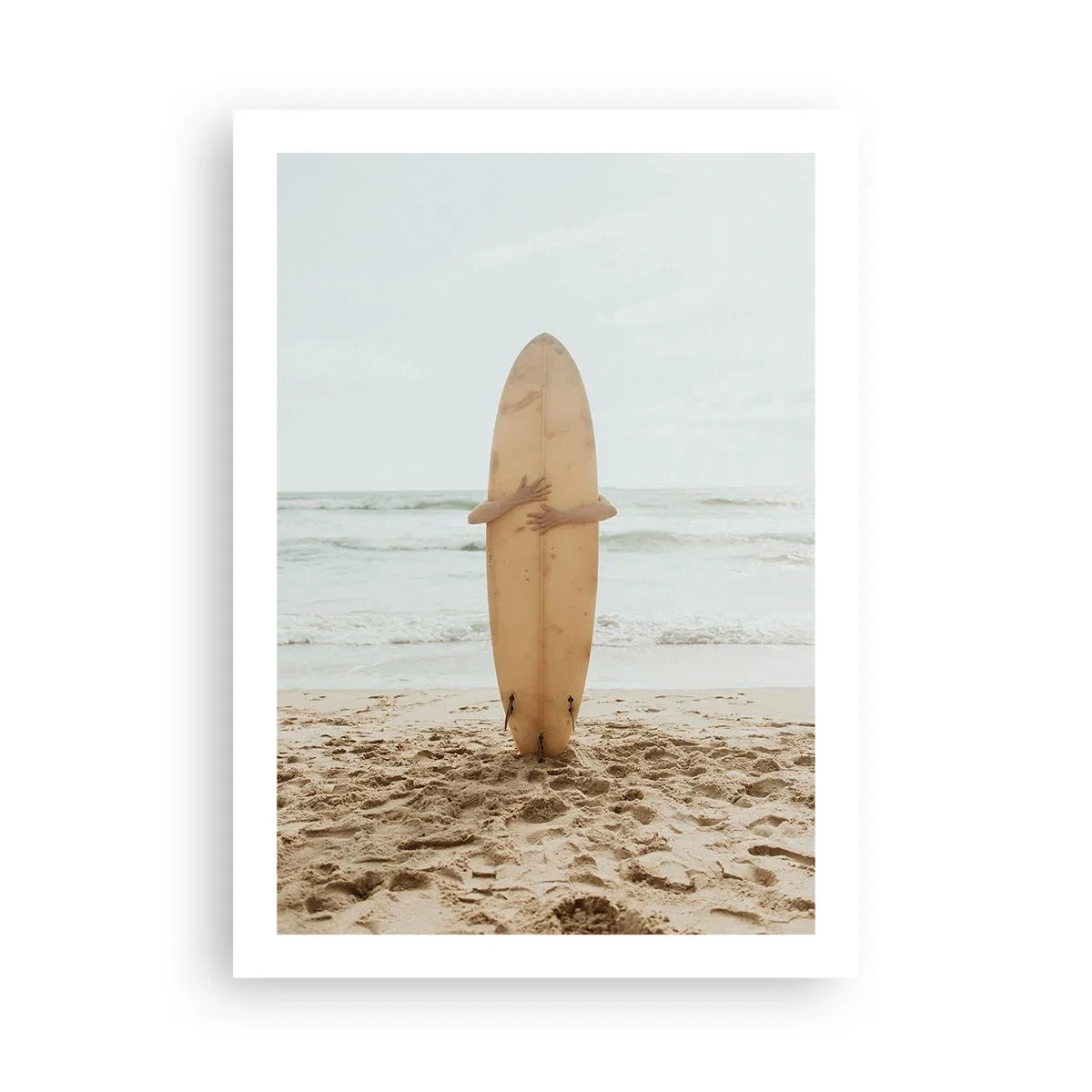 Póster - Una persona sosteniendo una tabla de surf en una playa, con vistas al mar. - 50x70cm - Por el amor de las olas - Decoración de pared moderna para salón y dormitorio ARTTOR