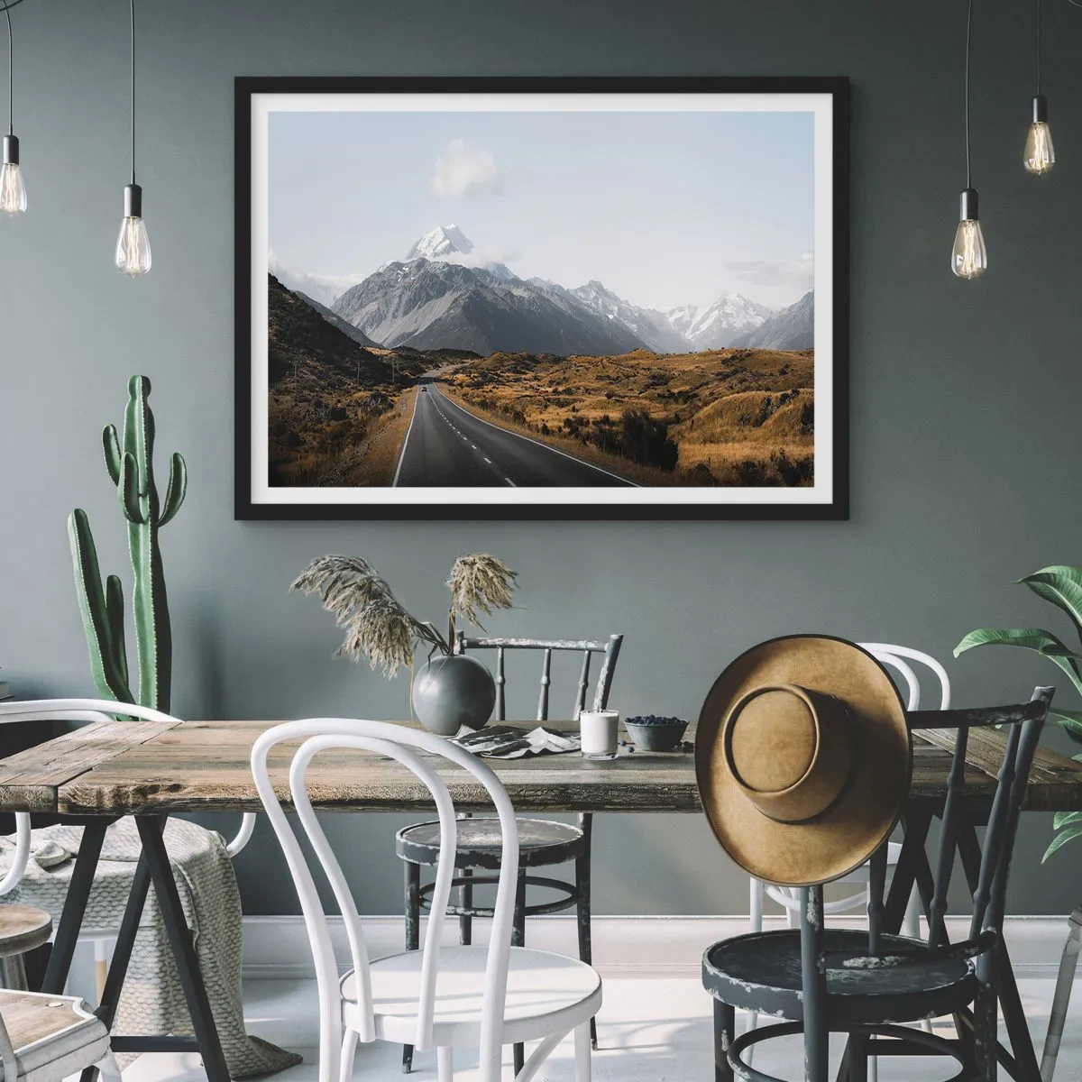 Póster en marco negro - Un camino en las montañas rodeado de un paisaje pintoresco. - 70x50cm - El camino al corazón de las montañas - Decoración de pared moderna para salón y dormitorio ARTTOR