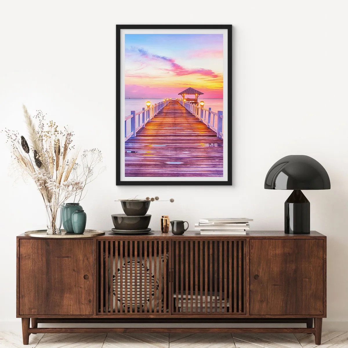 Póster en marco negro - Un muelle con un mirador iluminado por el sol poniente. - 50x70cm - El silencio lila-dorado de la tarde - Decoración de pared moderna para salón y dormitorio ARTTOR