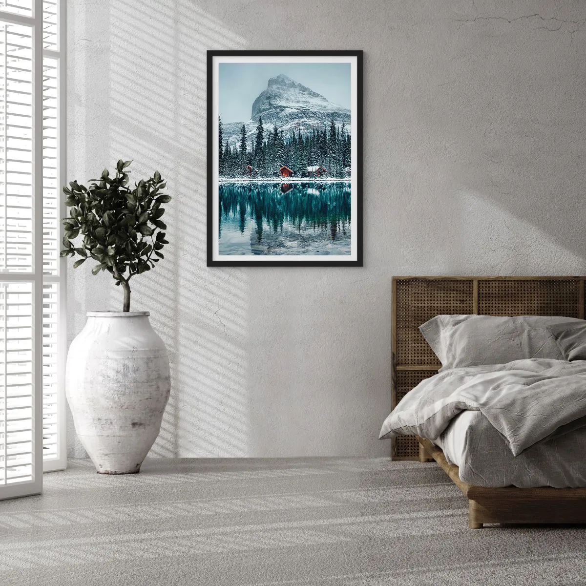 Póster en marco negro - Paisaje invernal con cabañas junto al lago y una montaña al fondo - 50x70cm - Retiro canadiense - Decoración de pared moderna para salón y dormitorio ARTTOR