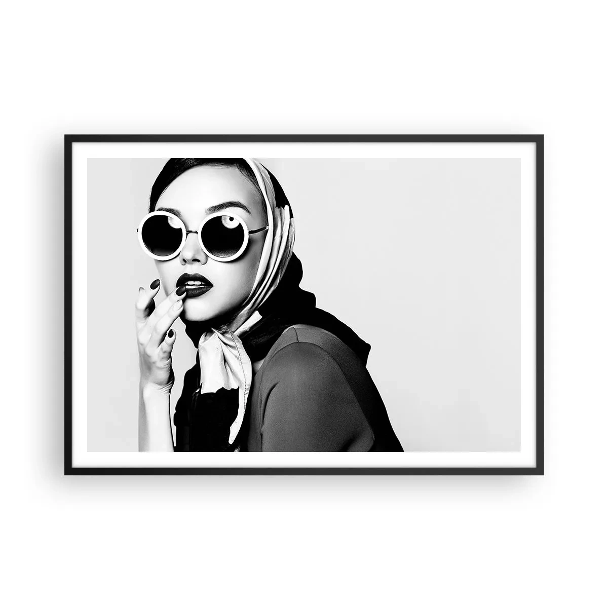 Póster en marco negro - Retrato en blanco y negro de una mujer con gafas y pañuelo en la cabeza. - 100x70cm - Saludos desde los años 60 - Decoración de pared moderna para salón y dormitorio ARTTOR